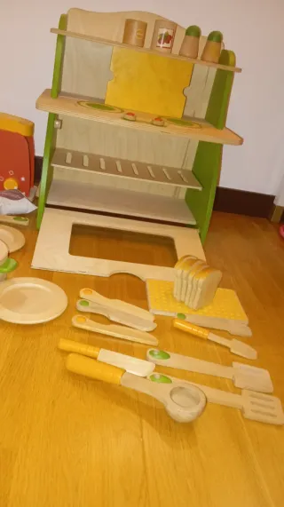 Cocina de madera con accesorios y amasadora