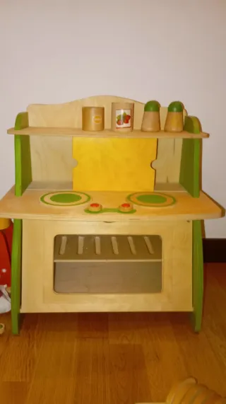 Cocina de madera con accesorios y amasadora