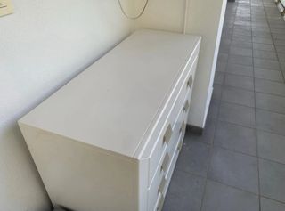Cómoda blanca de madera.