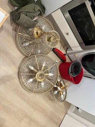 Lámparas araña doradas y transparentes