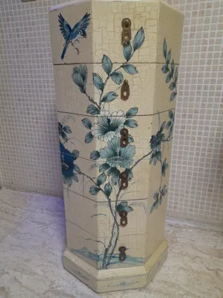 Mueble oriental octogonal con cajones