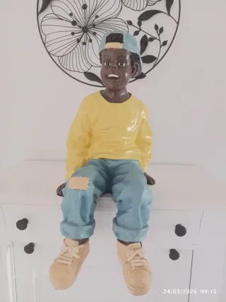 Figura decorativa niño sentado