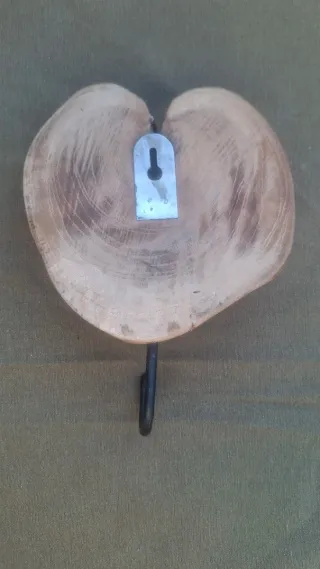 Colgador de madera con gancho metálico