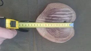 Colgador de madera con gancho metálico