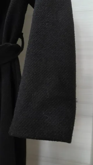 Cappotto nero con pelliccia sintetica