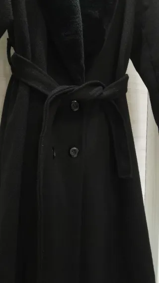 Cappotto nero con pelliccia sintetica