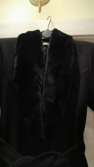 Cappotto nero con pelliccia sintetica
