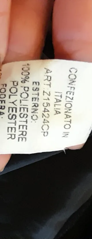 Cappotto nero con pelliccia sintetica