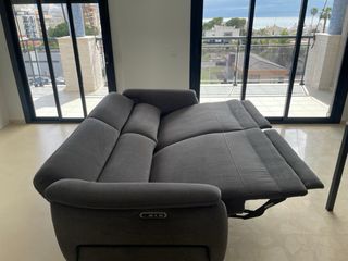 Sofá reclinable eléctrico gris.