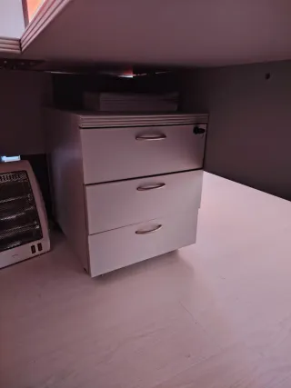 Mesas, armarios y cajoneras URGENTE