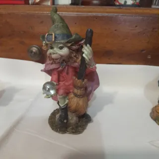 Tre gnomi decorativi in resina