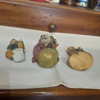 Tre gnomi decorativi in resina