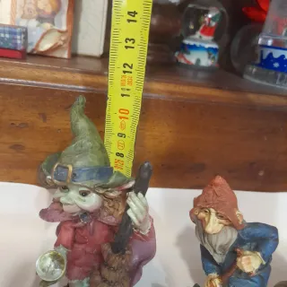 Tre gnomi decorativi in resina