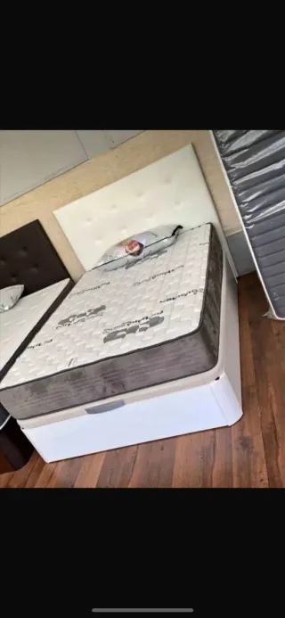 Colchón y canapé de tela y madera