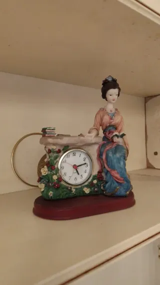 Reloj decorativo figura oriental