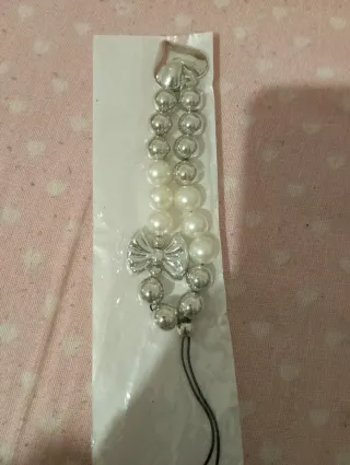 Accessorio per cellulare con cuore e fiocco