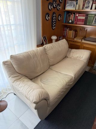 Sofá de piel beige