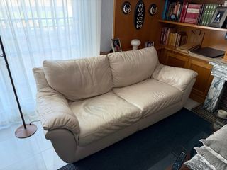 Sofá de piel beige