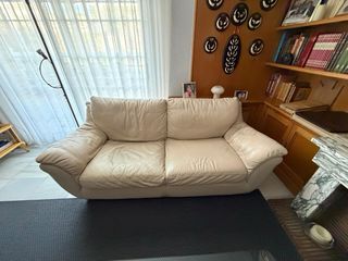 Sofá de piel beige