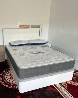 Letto a baldacchino in legno con materassi viscoelastici