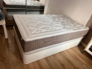 Letto a baldacchino in legno con materassi viscoelastici