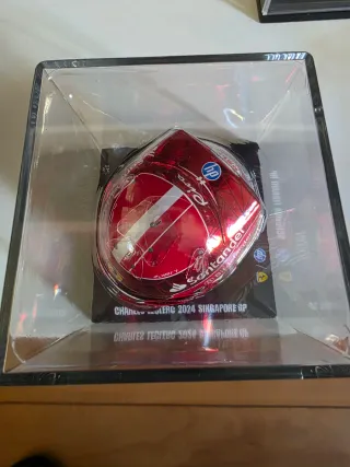 Casco Charles Leclerc Singapore GP 1:5 Looksmart