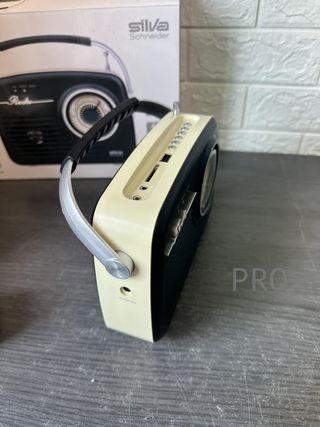 Radio con asa vintage