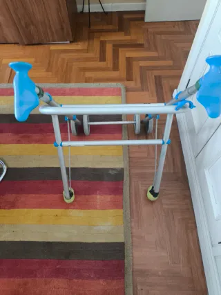 Andador Plegable con Ruedas y Agarre Azul