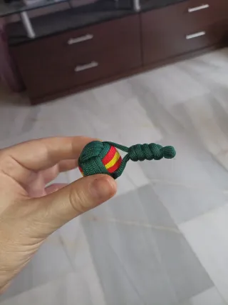 Llavero paracord trenzado con bola.