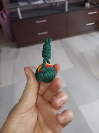 Llavero paracord trenzado con bola.