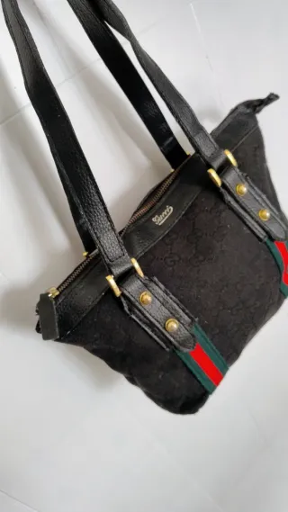 Borsetta nera con strisce alla moda