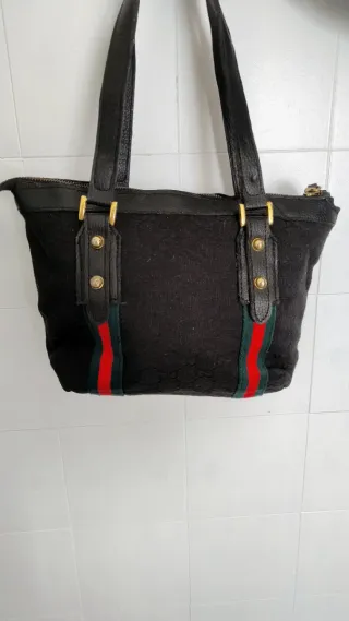 Borsetta nera con strisce alla moda