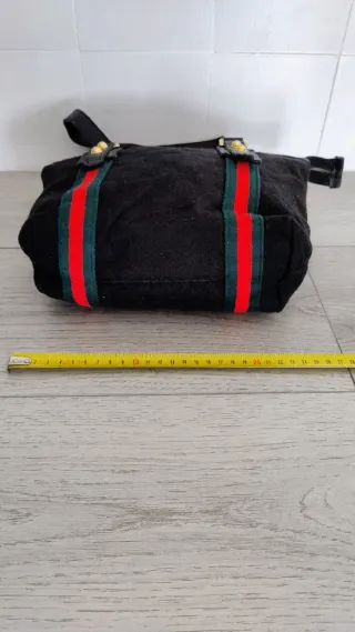 Borsetta nera con strisce alla moda