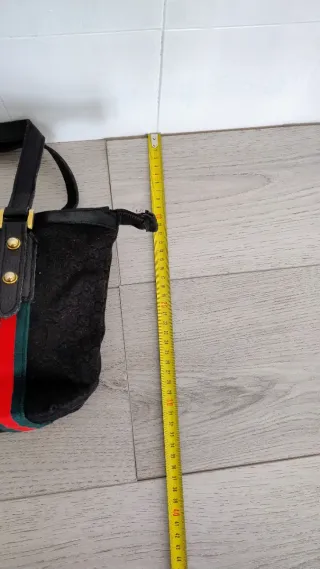 Borsetta nera con strisce alla moda