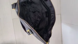 Borsetta nera con strisce alla moda