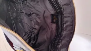 Borsetta nera con strisce alla moda