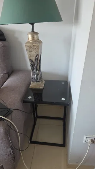 Mesa auxiliar cristal negro y metal dorado