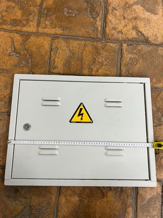 Puerta protección armario eléctrico monofásico