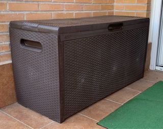Arcón de terraza marrón en ratán sintético