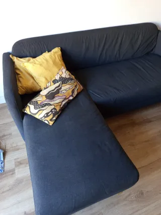 Sofá modular negro con cojines amarillos