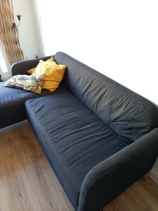 Sofá modular negro con cojines amarillos