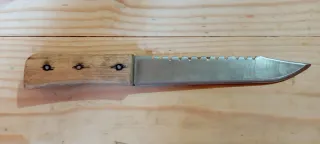 Coltello tattico artigianale con espositore