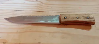 Coltello tattico artigianale con espositore