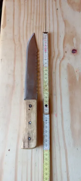 Coltello tattico artigianale con espositore