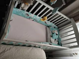 Cuna colecho blanca con protector y móvil