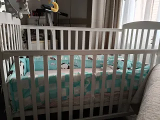 Cuna colecho blanca con protector y móvil