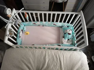 Cuna colecho blanca con protector y móvil