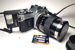 Canon AE-1 + Flash Sunpak GX14 + Lente 135mm