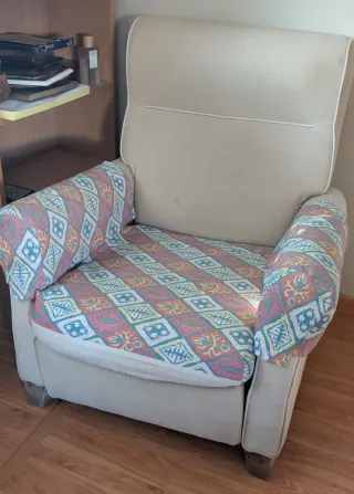 Dos butacas reclinables tela beige y multicolor