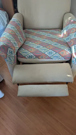 Dos butacas reclinables tela beige y multicolor